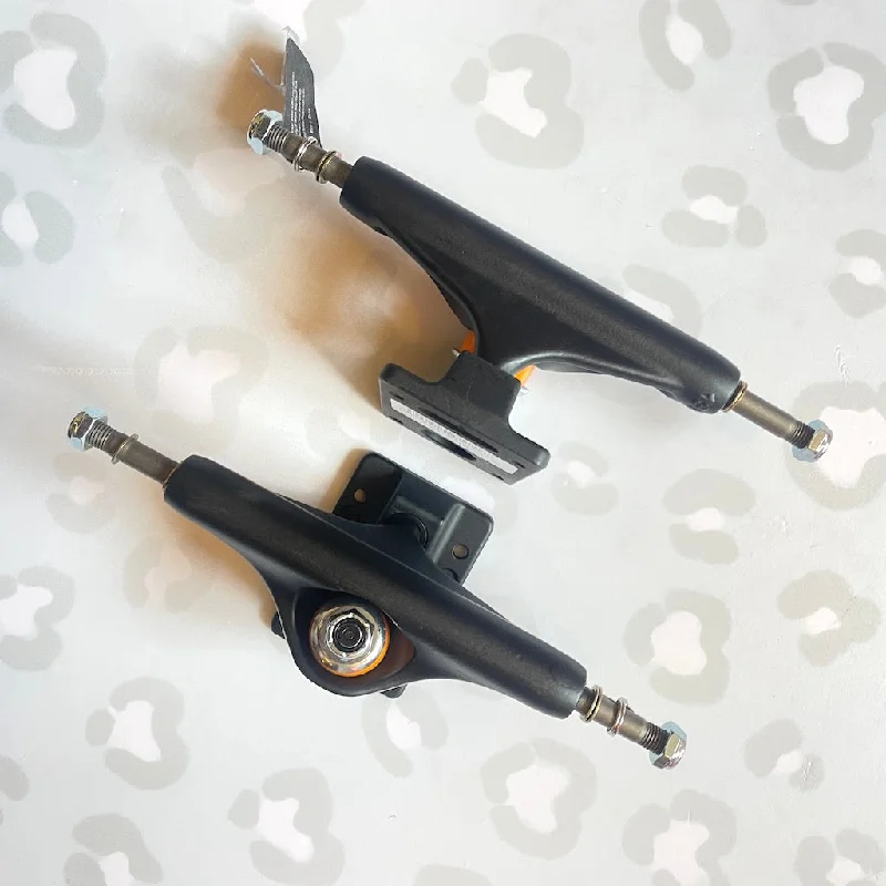 INDEPENDENT - Stage 11 Black Out Skateboard Trucks